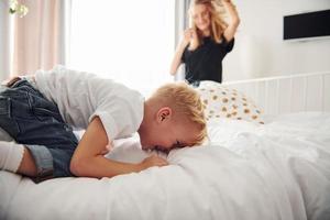 mère jouant et s'amusant avec son fils dans la chambre pendant la journée photo