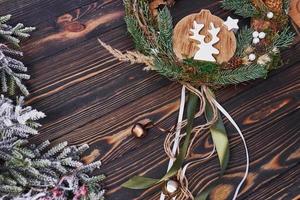 biscuit mignon. vue de dessus du cadre festif de noël avec des décorations du nouvel an photo