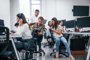 à l'intérieur du centre d'appels. jeunes gens d'affaires travaillant ensemble dans le bureau moderne photo