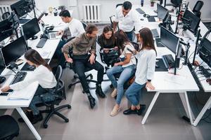 jeunes gens d'affaires travaillant ensemble dans le bureau moderne photo