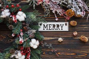 table avec mot joyeux. vue de dessus du cadre festif de noël avec des décorations du nouvel an photo