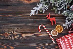 bâton doux. vue de dessus du cadre festif de noël avec des décorations du nouvel an photo