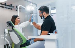 une jeune femme adulte a une visite à la clinique du dentiste. conception de la stomatologie photo