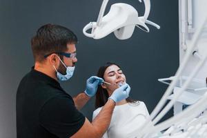 une jeune femme adulte a une visite à la clinique du dentiste. conception de la stomatologie photo