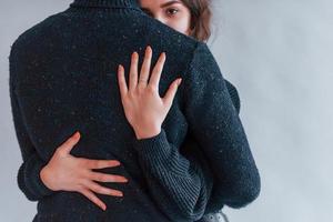 mignon jeune couple s'embrassant à l'intérieur dans le studio photo