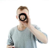 homme regardant à travers une lentille photo