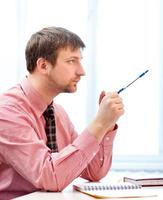 homme pensant au bureau photo