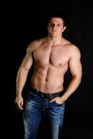 homme athlétique musclé fort photo