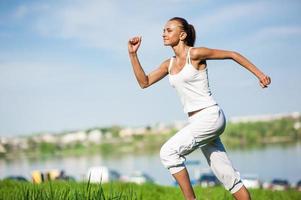 fille sportive dans le parc photo