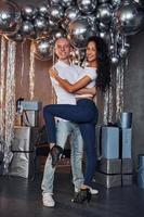 le couple est dans une salle décorée de noël s'amuser et danser. célébrer le nouvel an photo