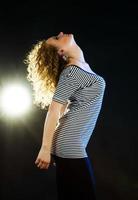 jeune femme danse photo