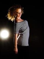 jeune femme danse photo