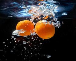 trois oranges dans l'eau photo