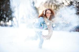 fille dans la forêt enneigée photo