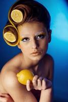 femme avec des fruits dans les cheveux photo