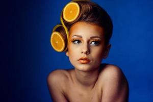 femme avec des fruits dans les cheveux photo