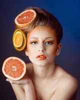 femme avec des fruits dans les cheveux photo