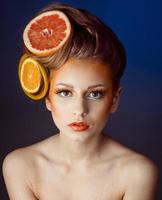 femme avec des fruits dans les cheveux photo