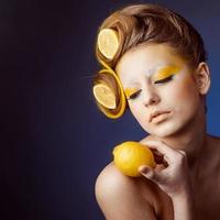 femme avec des fruits dans les cheveux photo