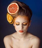 femme avec des fruits dans les cheveux photo