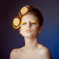 femme avec des fruits dans les cheveux photo