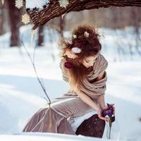 belle fille dans la forêt d'hiver photo