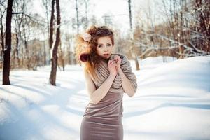 belle fille dans la forêt d'hiver photo