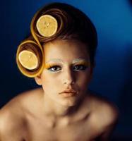 femme avec des fruits dans les cheveux photo