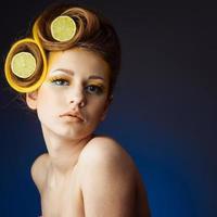 femme avec des fruits dans les cheveux photo