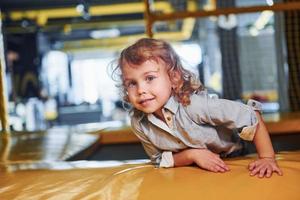 enfant assis dans la salle de jeux. jeux éducatifs maternelle photo