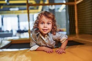 enfant assis dans la salle de jeux. jeux éducatifs maternelle photo