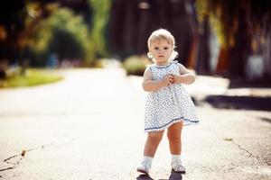 petite fille dans le parc photo