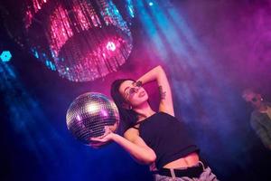 belle jeune fille s'amuser, danser dans la boîte de nuit. tenue de bal de fête photo