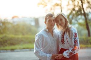 jeune couple romantique en vêtements nationaux ukrainiens photo