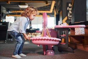 l'enfant s'amuse dans la salle de jeux. jeux éducatifs maternelle photo