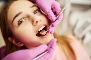 petite fille visitant un dentiste en clinique. conception de la stomatologie photo