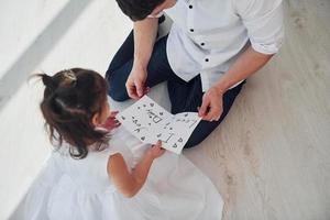 joyeuse fête des Pères. fille fait une surprise pour papa en donnant une carte postale avec coeur photo