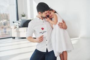 joyeuse fête des Pères. fille fait une surprise pour papa en donnant une carte postale avec coeur photo