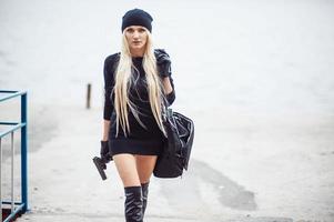 fille blonde sexy avec arme photo