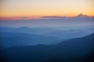 beau coucher de soleil dans les montagnes photo