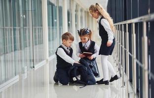 écoliers en uniforme ensemble dans le couloir. conception de l'éducation photo