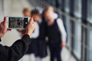 écoliers en uniforme faisant une photo ensemble dans le couloir. conception de l'éducation