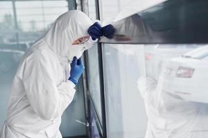 homme médecin scientifique en blouse de laboratoire, lunettes défensives et masque se sent mal, épuisé et malade photo