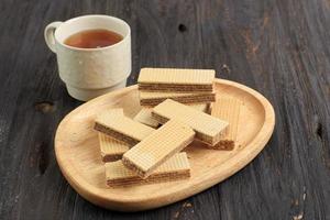 gaufrette au chocolat sur plaque de bois photo