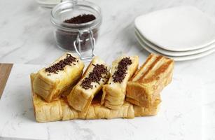 roti bakar bandung, pain rôti saupoudré de chocolat. nourriture de rue populaire photo