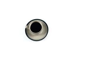 tasse de café noir sur fond blanc. zone de fond photo