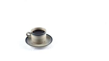 tasse de café noir sur fond blanc. zone de fond photo