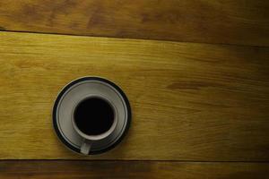 tasse de café noir sur un fond en bois. zone de fond photo