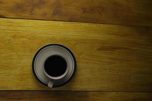 tasse de café noir sur un fond en bois. zone de fond photo