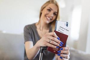 voyager pendant la pandémie de covid-19, passeport avec billet d'avion, test covid-19 négatif. la femme se prépare à voyager pendant la pandémie de covid-19. photo